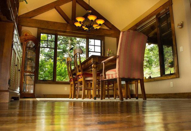 Kinley Built Homes rustico-comedor