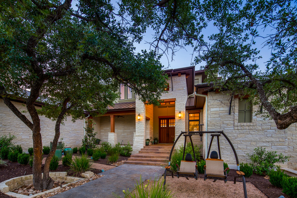 Geräumiges, Zweistöckiges Uriges Haus mit Steinfassade, weißer Fassadenfarbe und Walmdach in Austin