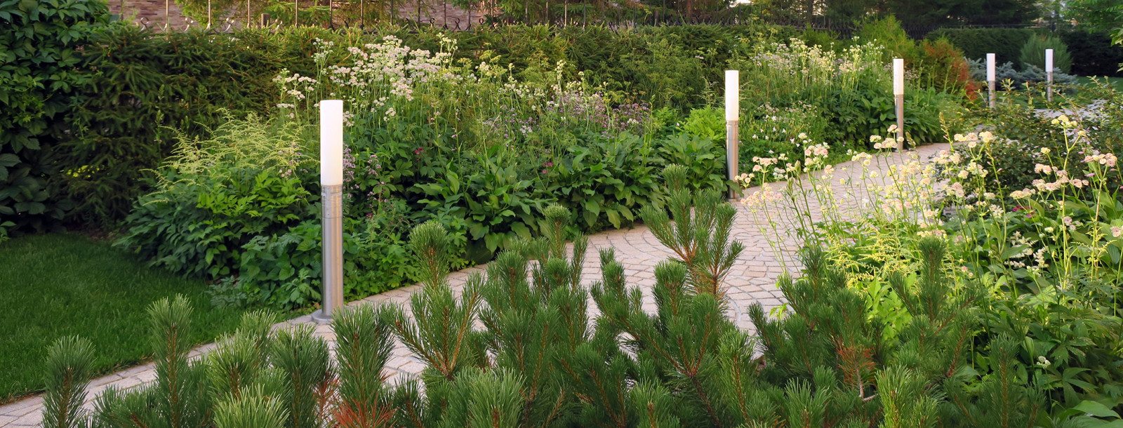 Сад с геометричным водоемом