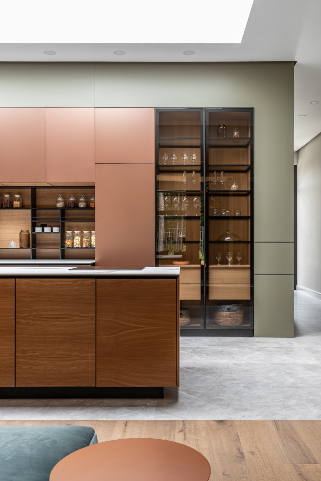 Кухня с медными фасадами