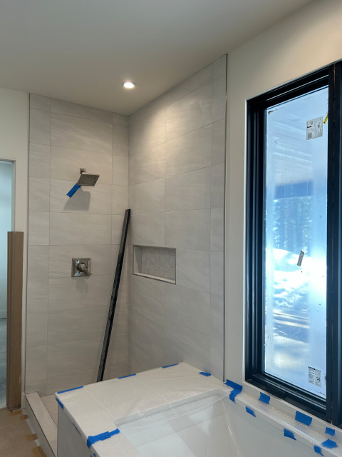 Edgy Edgemont modern-badezimmer