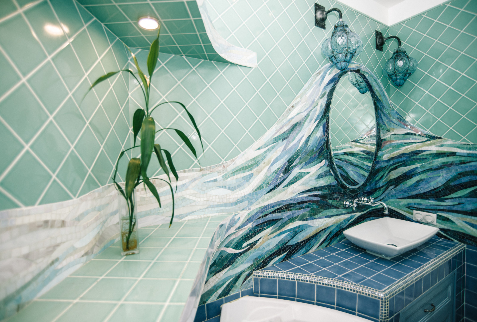 Перепланировка квартиры с радиальной фасадной стеной, авторская мозаика.