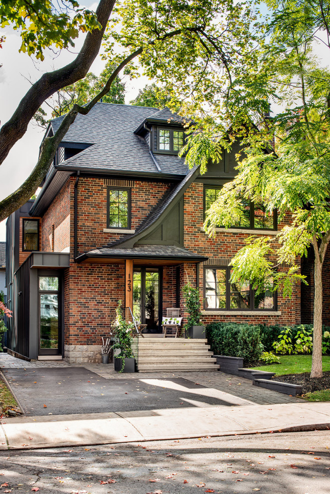 Mittelgroßes, Dreistöckiges Klassisches Einfamilienhaus mit Metallfassade, schwarzer Fassadenfarbe, Schindeldach und schwarzem Dach in Toronto