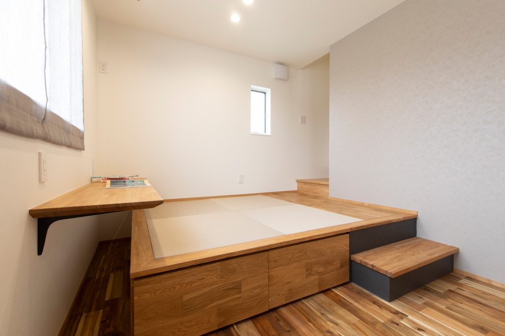 Ejemplo de despacho blanco asiático con paredes blancas, tatami, escritorio empotrado, suelo beige, papel pintado y papel pintado
