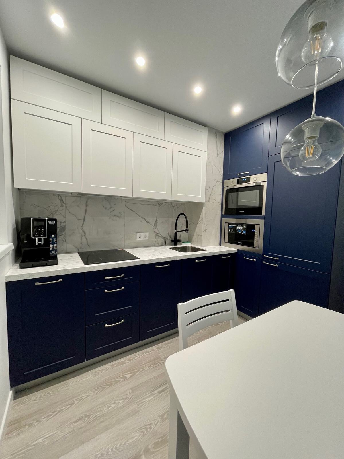 Кухня с выступом