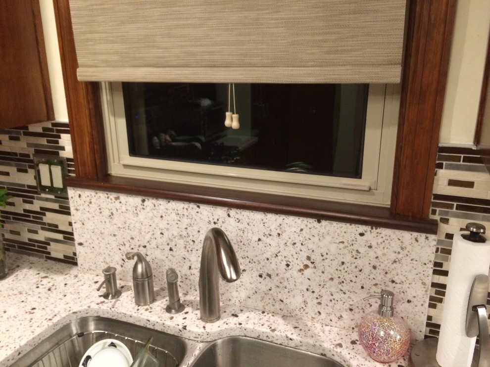Mid-sized transitional u-shaped medium tone wood floor eat-in kitchen photo with an undermount sink, recessed-panel cabinets, medium tone wood cabinets, quartz countertops, brown backsplash, glass tile backsplash, stainless steel appliances and a peninsula