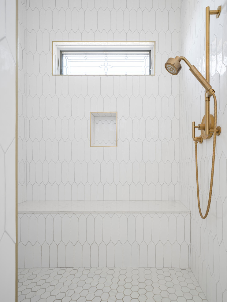 На фото: большая главная ванная комната с фасадами с выступающей филенкой, белыми фасадами, отдельно стоящей ванной, открытым душем, унитазом-моноблоком, белой плиткой, керамической плиткой, белыми стенами, полом из керамогранита, врезной раковиной, столешницей из искусственного кварца, белым полом, открытым душем, белой столешницей, сиденьем для душа, тумбой под две раковины, встроенной тумбой, любым потолком и любой отделкой стен с