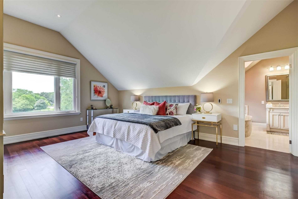 Inspiration for a transitional home design remodel in Toronto