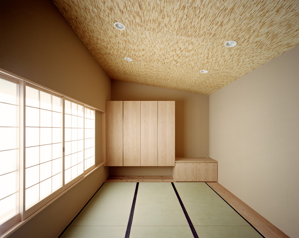 Mittelgroßes Asiatisches Gästezimmer ohne Kamin mit beiger Wandfarbe, Tatami-Boden, verputzter Kaminumrandung und beigem Boden in Tokio