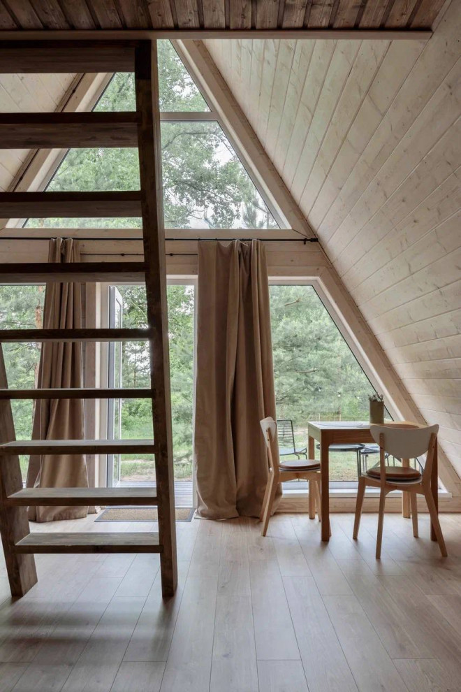 Свежая идея для дизайна: столовая в скандинавском стиле с полом из винила, деревянным потолком и деревянными стенами - отличное фото интерьера