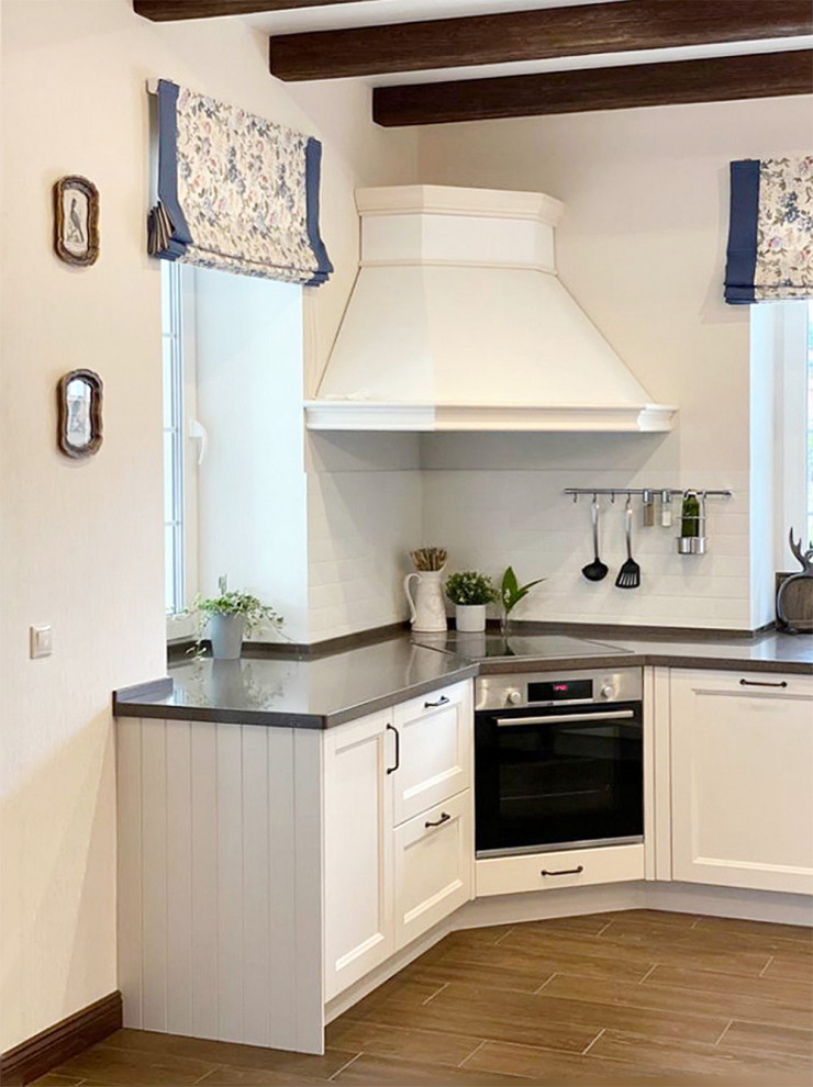 Белая просторная кухня в скандинавском стиле