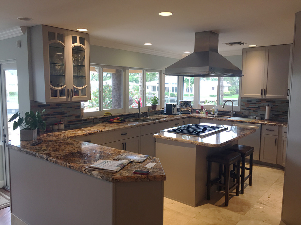 Mittelgroße Klassische Wohnküche in U-Form mit Küchengeräten aus Edelstahl und Kücheninsel in Miami