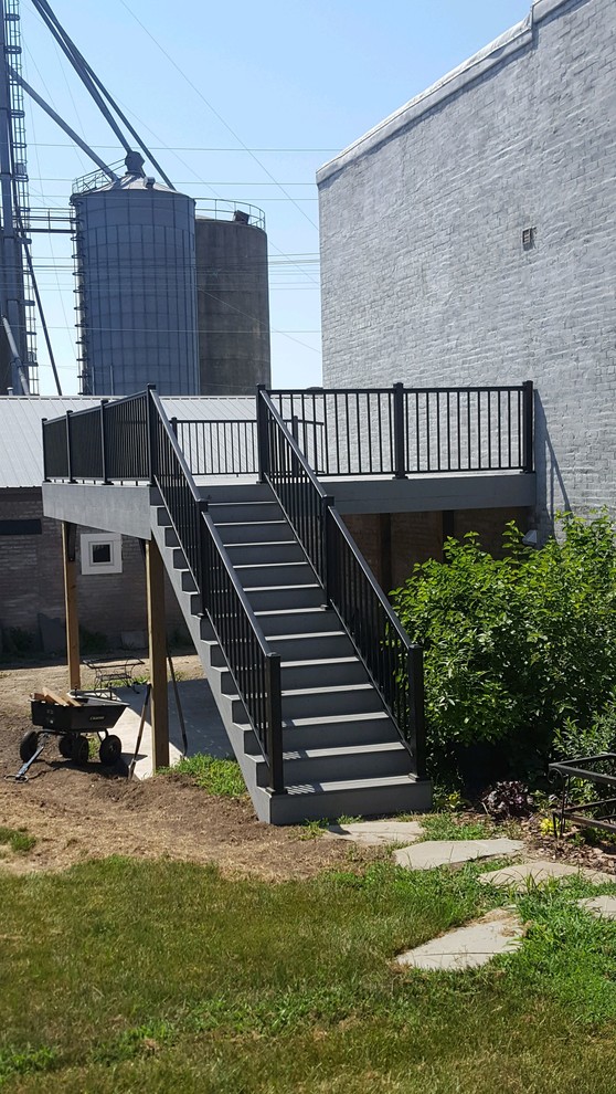 Example of a side yard deck design in Omaha with no cover