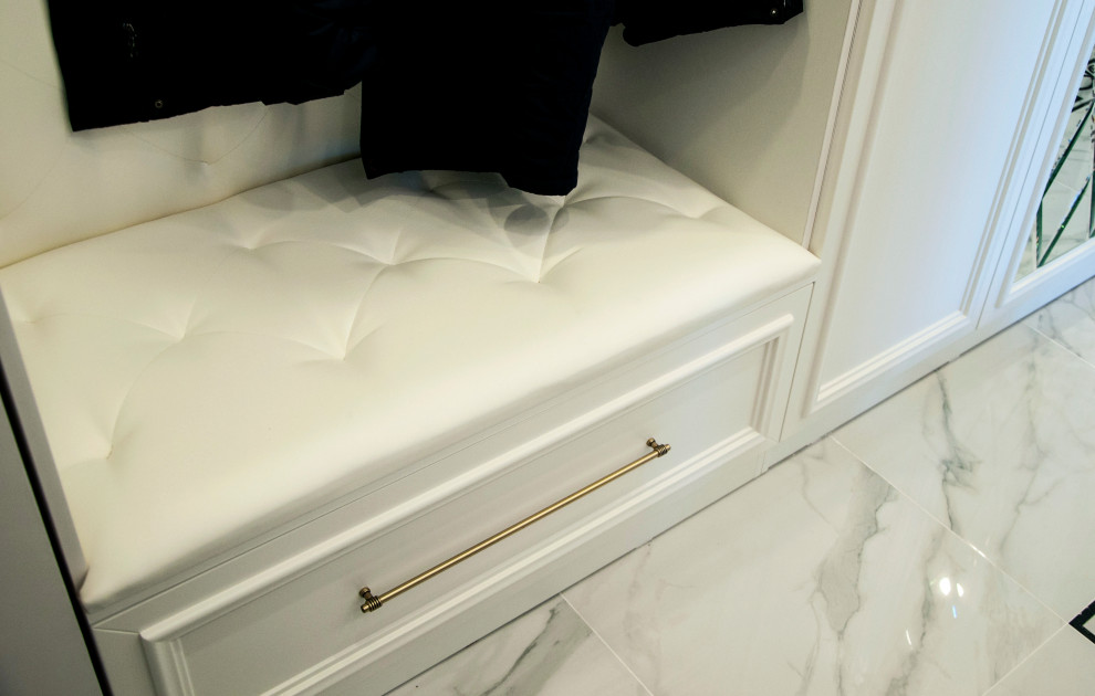 Шкаф. Мягкое сиденье из искусственной кожи