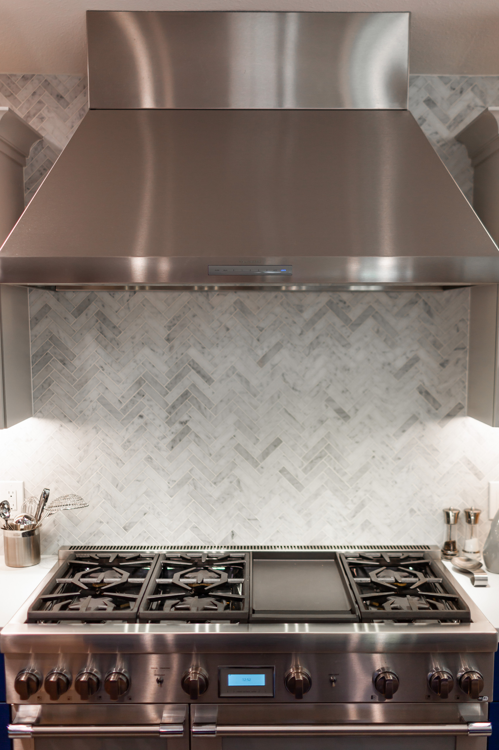 Stunning Kitchen w Blue Island