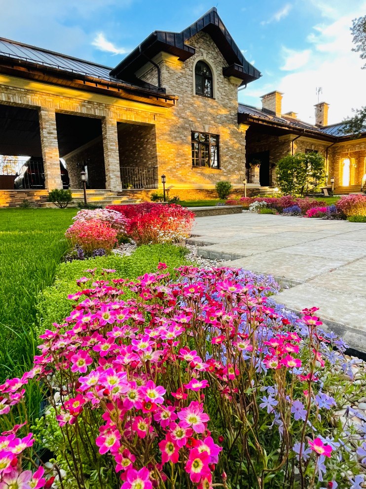 Вид на бассейн и паркинг в июне