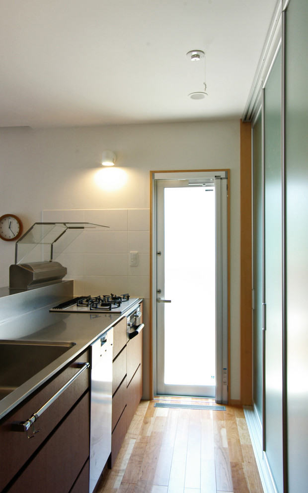 This is an example of a mid-sized kitchen in Yokohama.