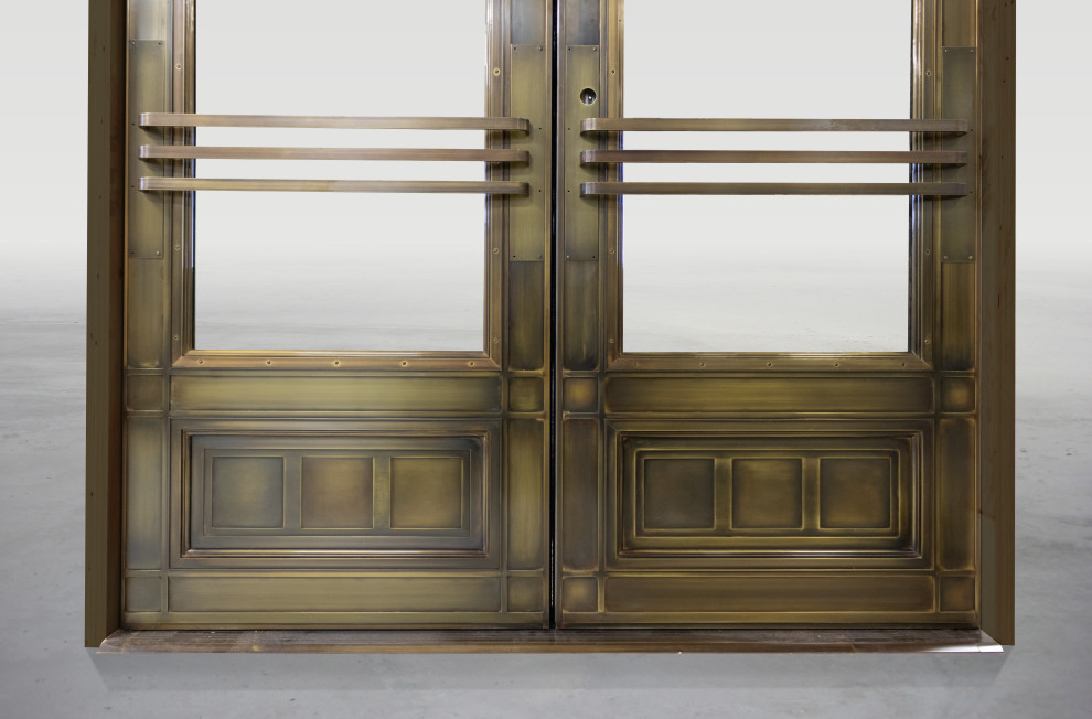 Immagine di un grande ingresso con vestibolo vittoriano con una porta a due ante e una porta gialla