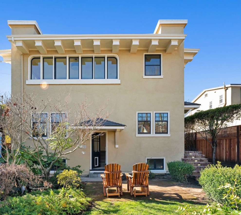 Großes, Zweistöckiges Uriges Einfamilienhaus mit Putzfassade und beiger Fassadenfarbe in San Francisco