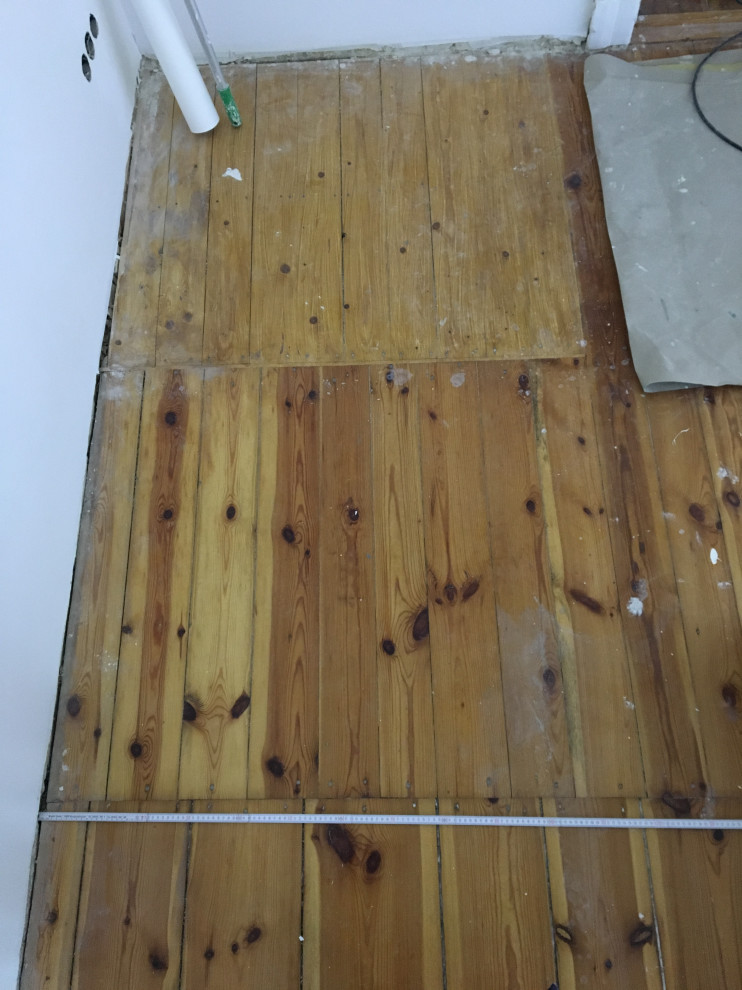 Mittelgroßes Klassisches Schlafzimmer mit beiger Wandfarbe, gebeiztem Holzboden, braunem Boden und gewölbter Decke in Berlin