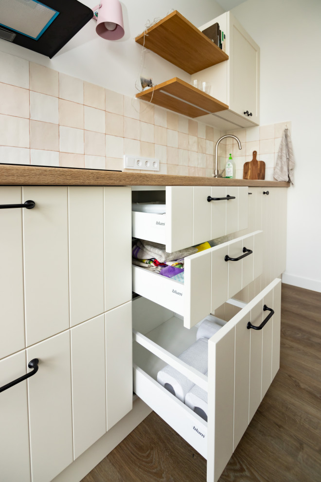 Светлая кухня в стиле скандинавский минимализм с деревянными элементами