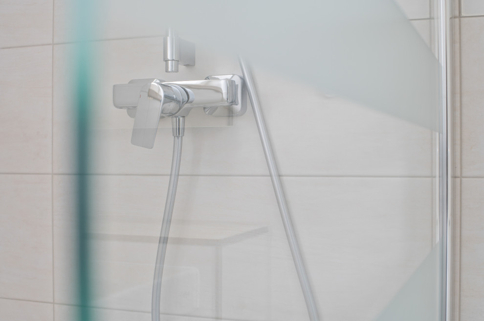 Diseño de cuarto de baño único y flotante clásico con puertas de armario blancas, ducha a ras de suelo, baldosas y/o azulejos blancos, aseo y ducha, encimera de madera y ducha abierta