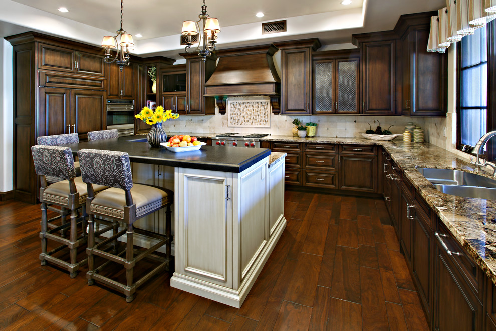 Transitional kitchen photo in Phoenix