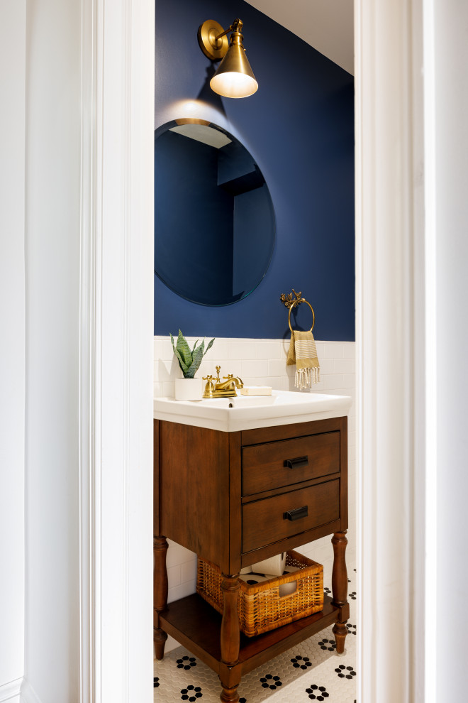 Источник вдохновения для домашнего уюта: туалет в современном стиле с коричневыми фасадами, белой плиткой, плиткой кабанчик, синими стенами, полом из керамической плитки, консольной раковиной, белым полом и напольной тумбой