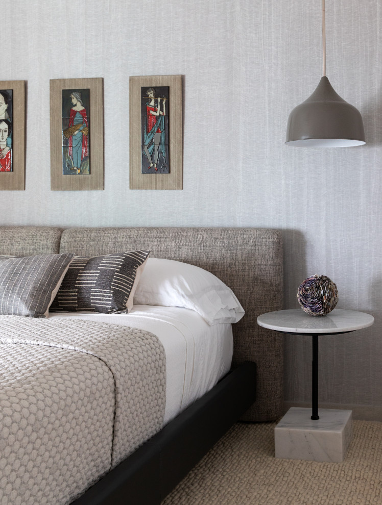 Modernes Schlafzimmer mit grauer Wandfarbe, Teppichboden, beigem Boden und Tapetenwänden