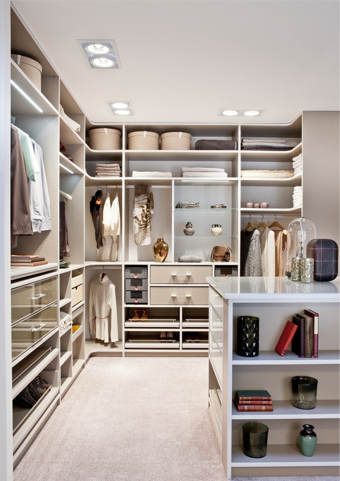Mid-sized contemporary women's walk-in wardrobe in Cologne with open cabinets, carpet and beige floor.