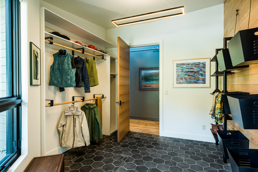 Imagen de armario vestidor abovedado contemporáneo de tamaño medio con suelo de baldosas de porcelana y suelo gris