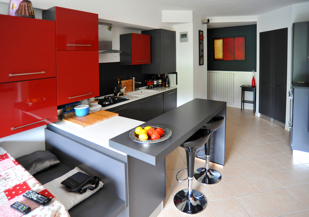 Photo of a small contemporary u-shaped eat-in kitchen in Venice with a single-bowl sink, flat-panel cabinets, grey cabinets, quartz benchtops, black splashback, slate splashback, stainless steel appliances, ceramic floors, a peninsula and pink floor.