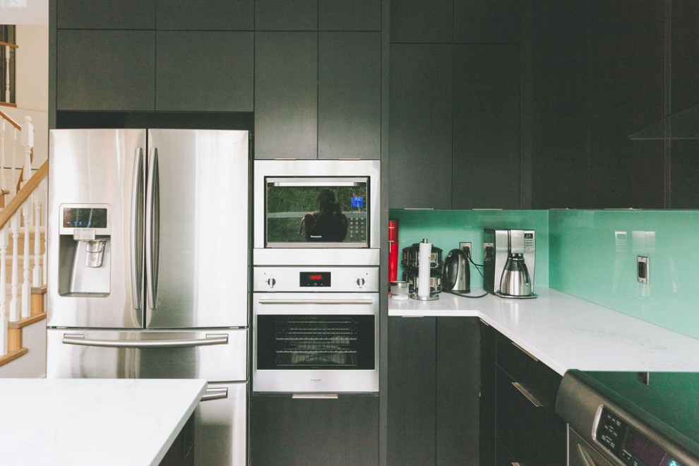 Inspiration for a transitional kitchen remodel in Vancouver