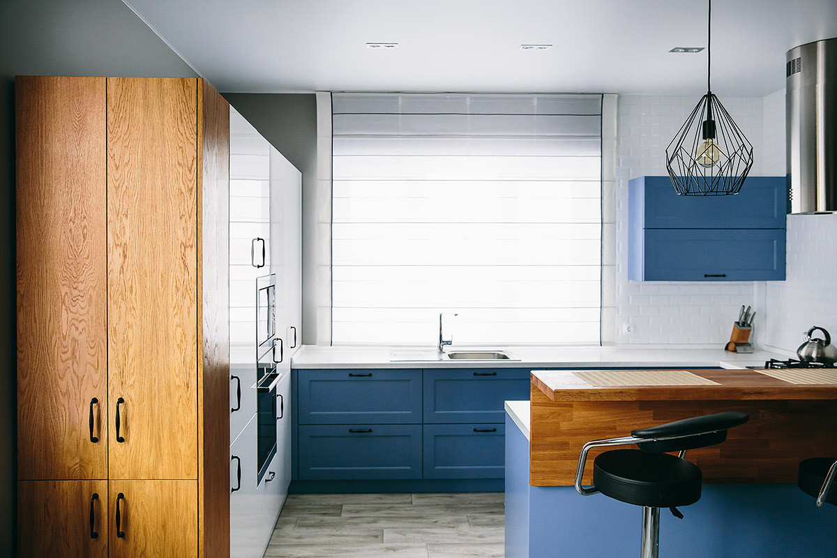 Кухня столовая с большим столом