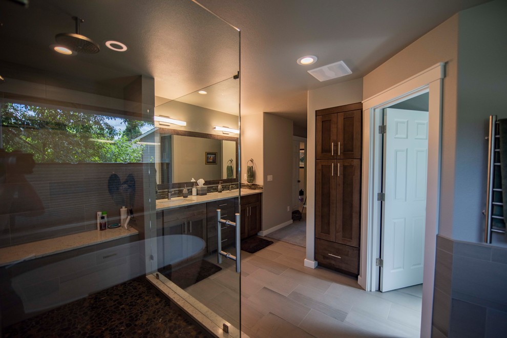 Bathroom - mid-sized transitional bathroom idea