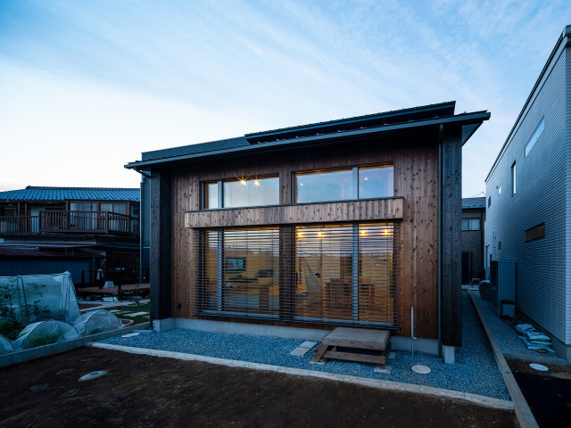 焼杉と土壁漆喰の家 japanisch-modern-haeuser