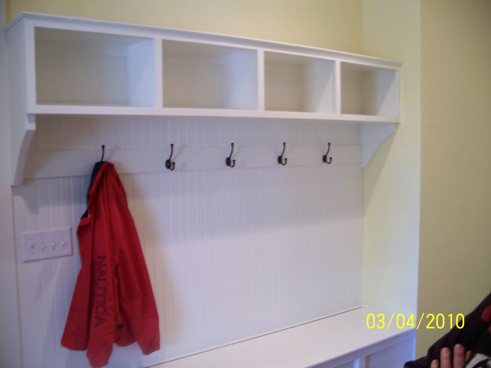 Example of a transitional entryway design in Orange County