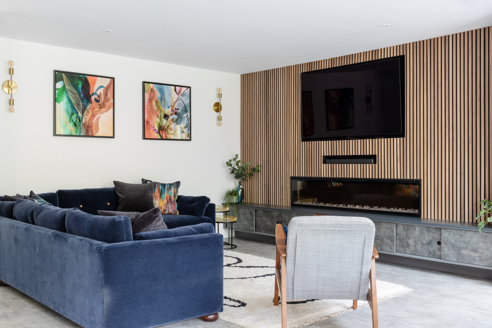 Свежая идея для дизайна: открытая гостиная комната в современном стиле с белыми стенами, ковровым покрытием, горизонтальным камином, фасадом камина из дерева, телевизором на стене и серым полом - отличное фото интерьера