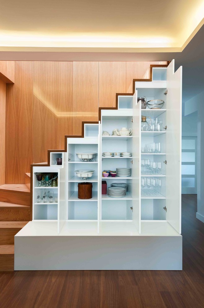 Mid-sized scandinavian wood l-shaped staircase in Seville with wood risers.
