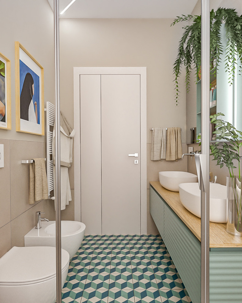 Пример оригинального дизайна: маленькая, узкая и длинная ванная комната в современном стиле с фасадами с выступающей филенкой, зелеными фасадами, душем в нише, раздельным унитазом, бежевой плиткой, керамогранитной плиткой, бежевыми стенами, полом из цементной плитки, душевой кабиной, настольной раковиной, столешницей из дерева, разноцветным полом, душем с распашными дверями, тумбой под две раковины, подвесной тумбой и многоуровневым потолком для на участке и в саду