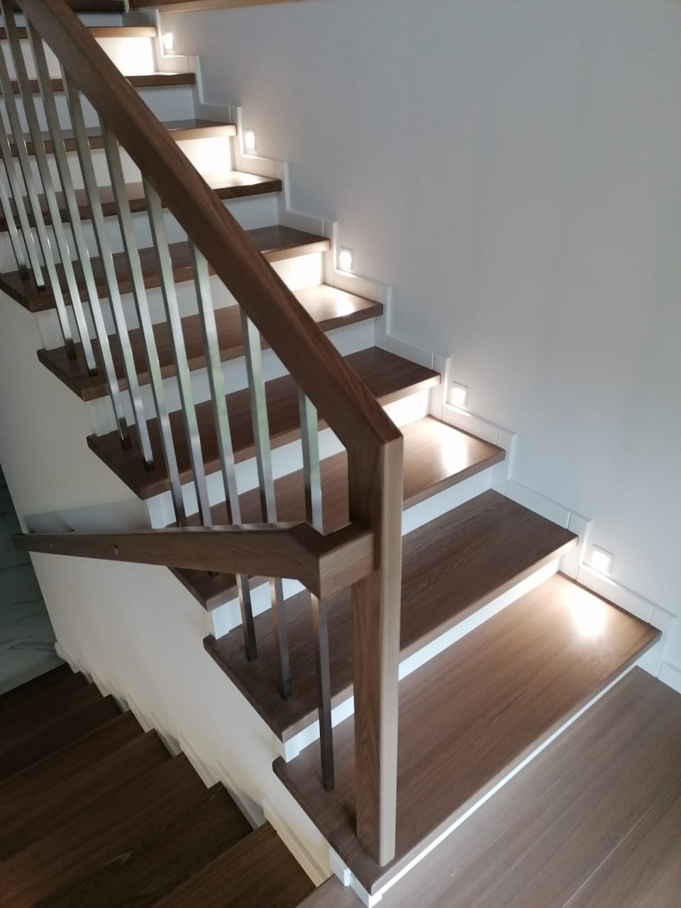 три лестницы  с металлическим ограждением