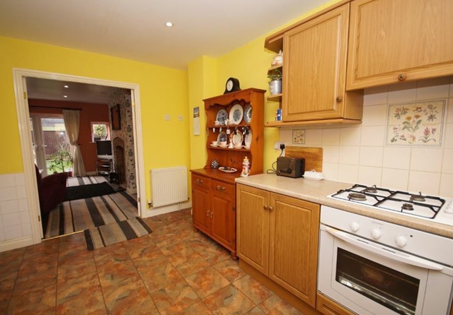 Birkdale 3 bed detached - declutter and tone down to sell! contemporary-kitchen