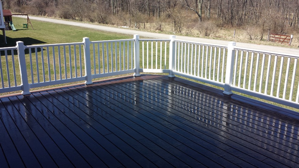 Inspiration for a mid-sized timeless backyard deck remodel