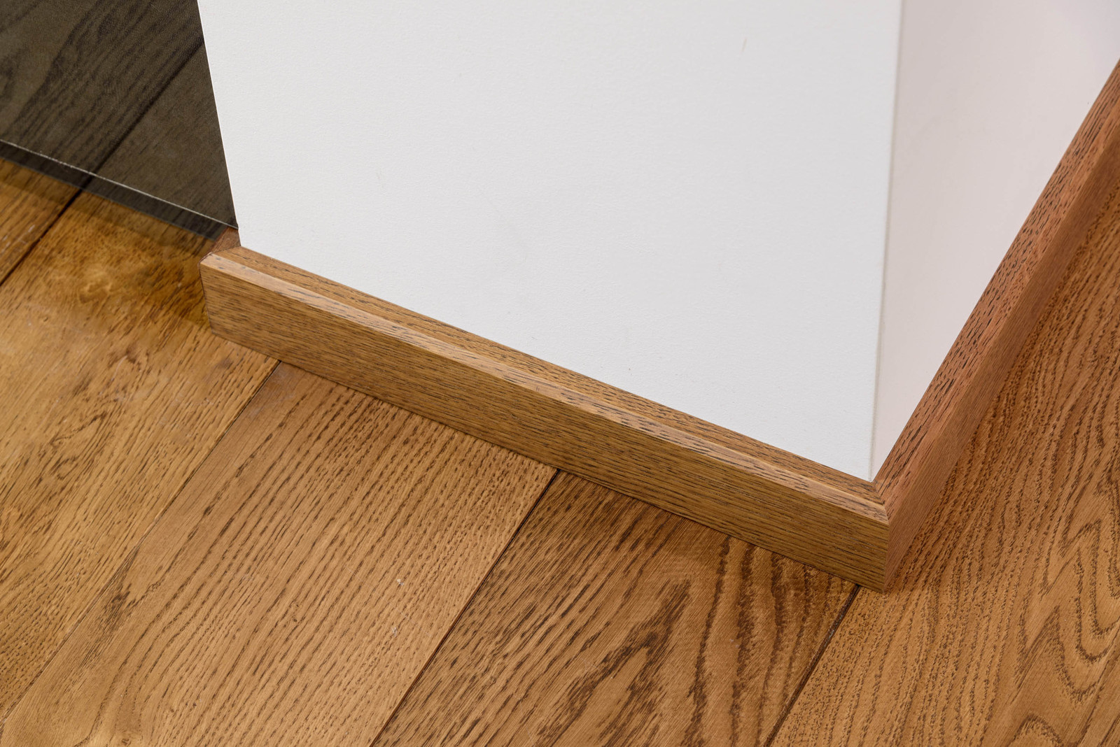 Массивная доска "BEARMADE" в брутальной квартире по проекту Риты Лессинг