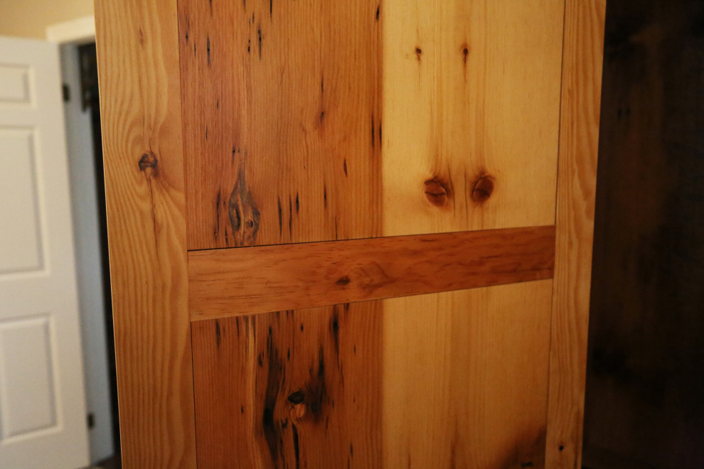 Inspiration for a rustic home design remodel in Toronto