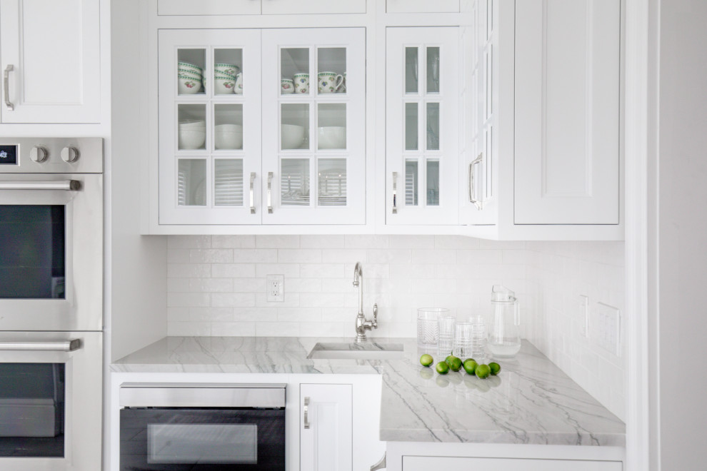 Exempel på en mellanstor klassisk grå l-formad grått hemmabar med vask, med luckor med infälld panel, vita skåp, bänkskiva i kvartsit, skiffergolv och grått golv