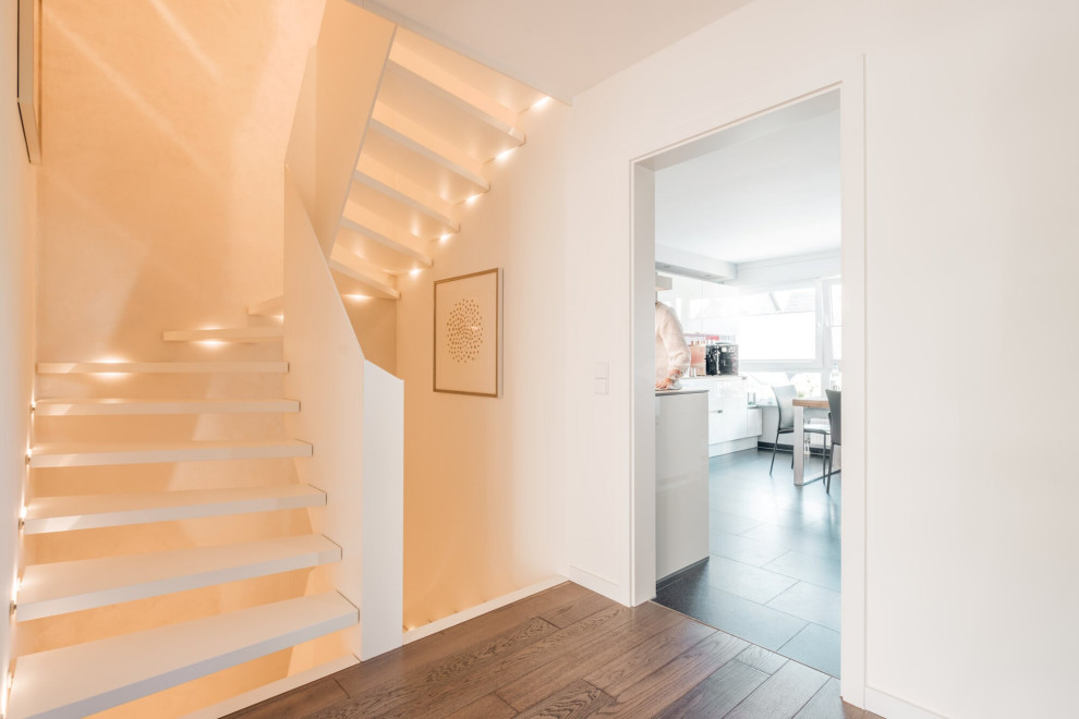 Белая лестница