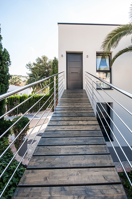 Diseño de puerta principal tradicional renovada de tamaño medio con paredes blancas, puerta simple y puerta negra