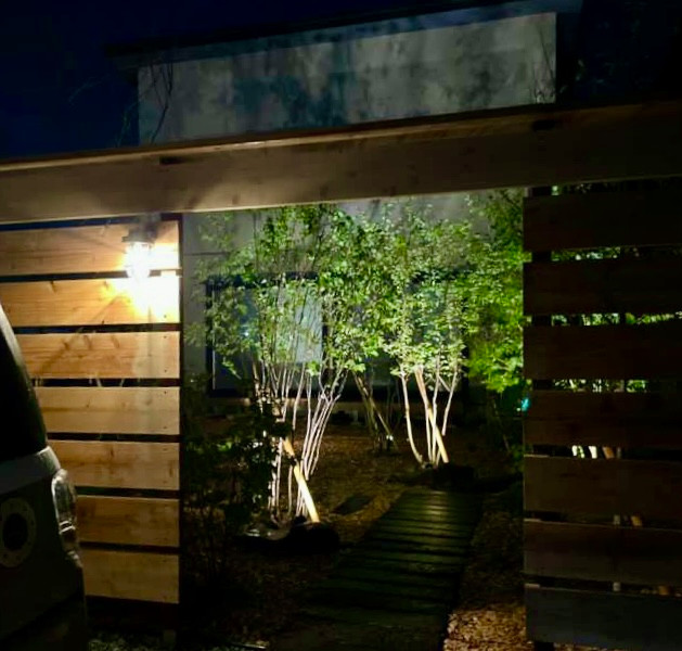 Idée de décoration pour un grand jardin latéral chalet l'été avec une exposition ensoleillée et une clôture en bois.