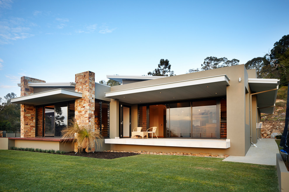 Inspiration för mellanstora moderna beige hus, med allt i ett plan, platt tak och tak i metall